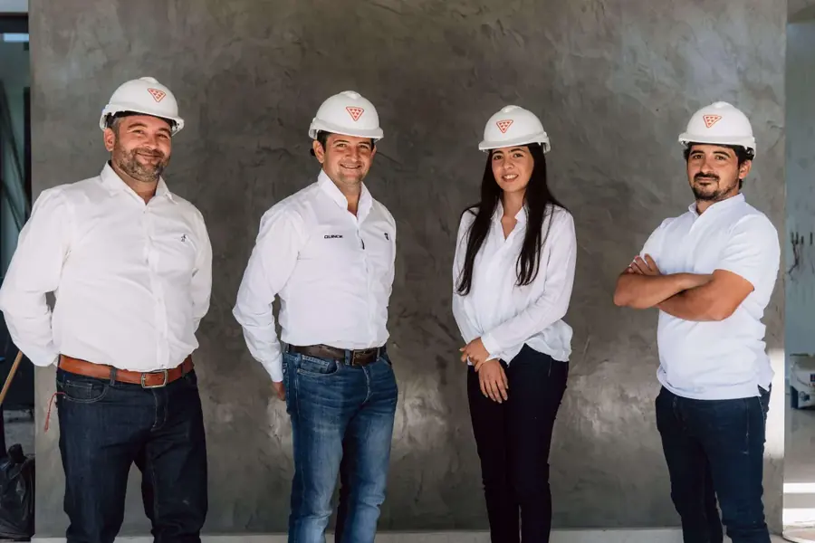 El equipo de Viejobueno con cascos de obra